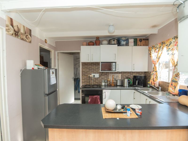 3 bedroom home in algoa park - Photo 8