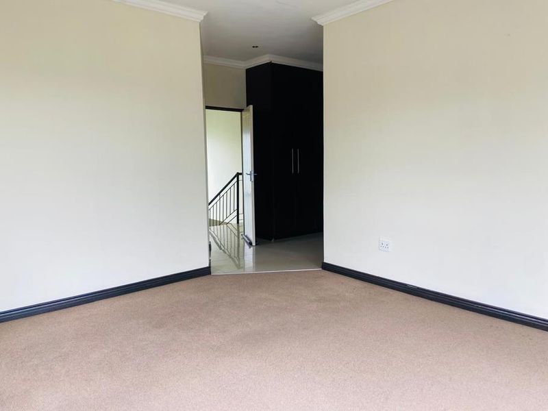 Neat and well-maintained 4-bedroom family home in sought-after Valley View - Photo 9