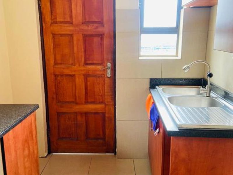 Neat and well-maintained 4-bedroom family home in sought-after Valley View - Photo 7