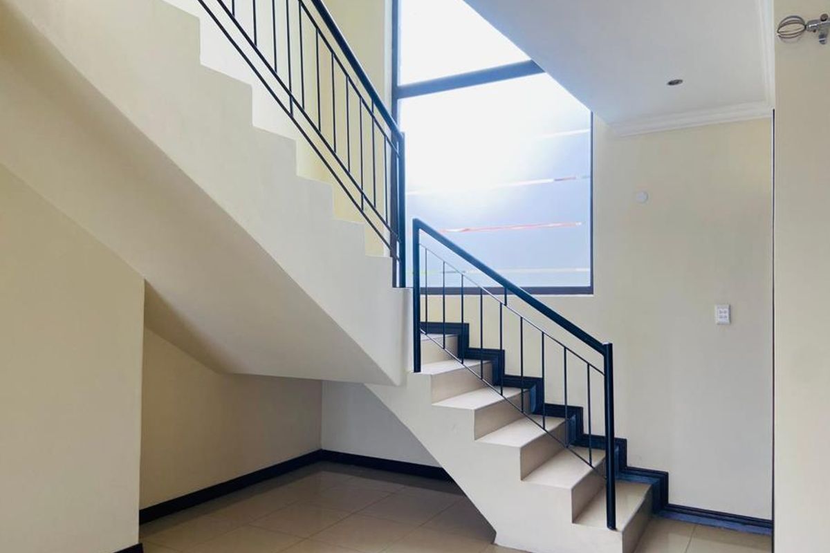 Neat and well-maintained 4-bedroom family home in sought-after Valley View - Photo 4