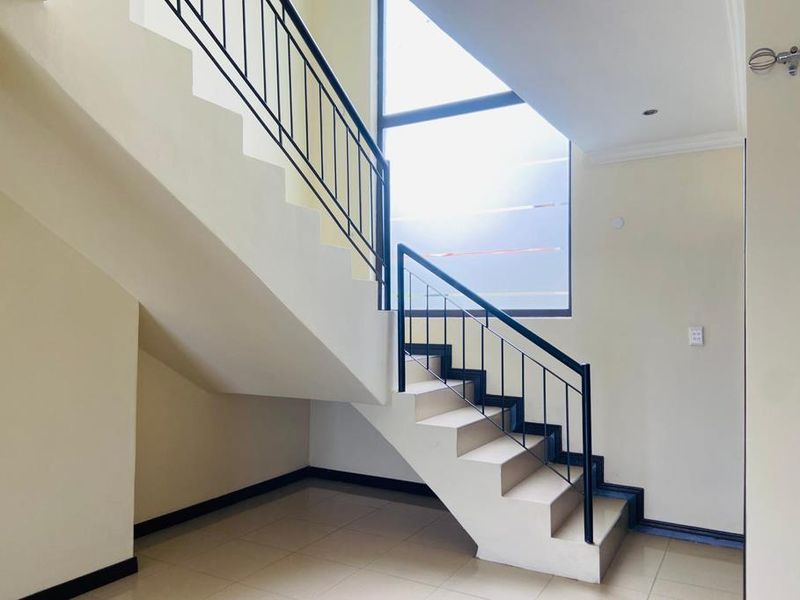 Neat and well-maintained 4-bedroom family home in sought-after Valley View - Photo 4