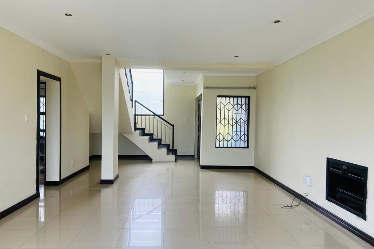 Neat and well-maintained 4-bedroom family home in sought-after Valley View - Photo 3