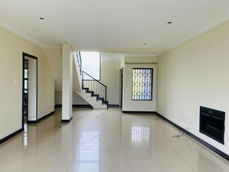 Neat and well-maintained 4-bedroom family home in sought-after Valley View - Photo 3