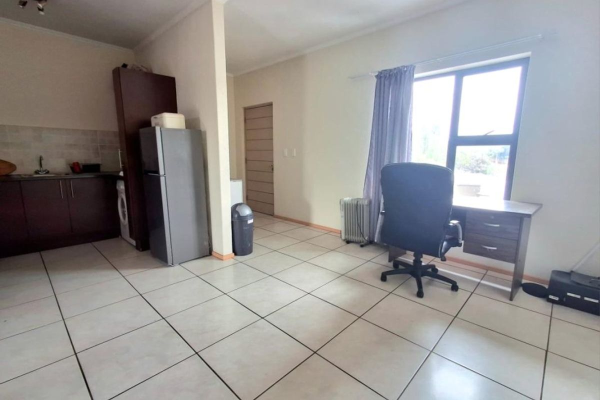 Chic flat in Hurlyvale with secure living - Photo 3