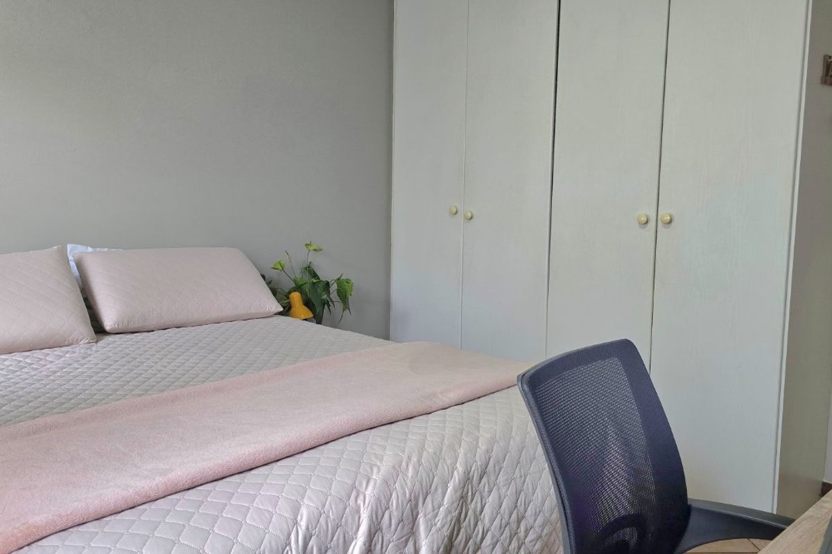 PICTURE PERFECT TOWNHOUSE IN POPULAR COMPLEX - Photo 5