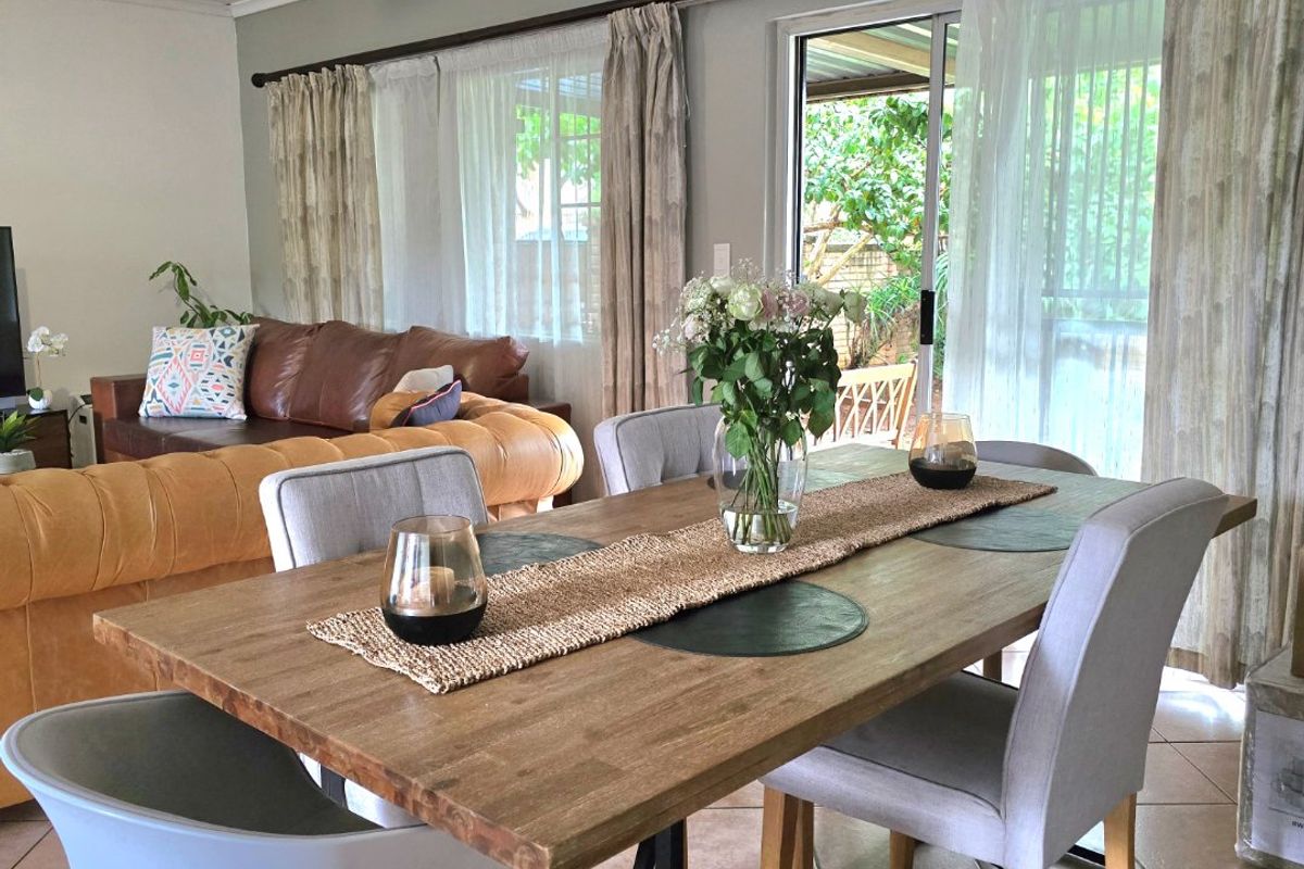 PICTURE PERFECT TOWNHOUSE IN POPULAR COMPLEX - Photo 2