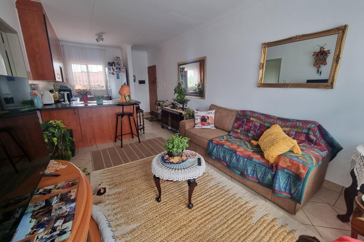 Neat, Comfortable Living in a Convenient Location - Photo 4