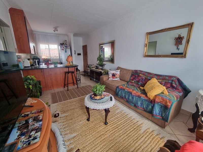 Neat, Comfortable Living in a Convenient Location - Photo 4