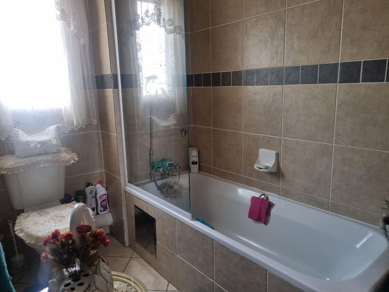 Neat, Comfortable Living in a Convenient Location - Photo 8