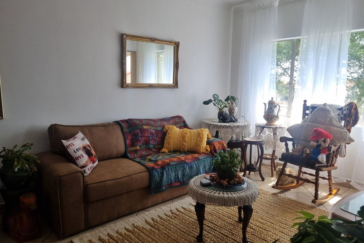 Neat, Comfortable Living in a Convenient Location - Photo 3