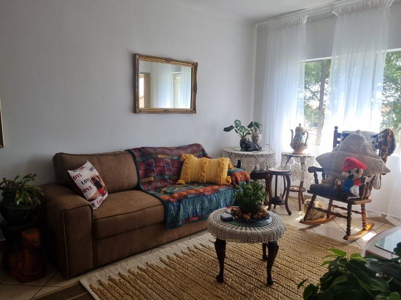 Neat, Comfortable Living in a Convenient Location - Photo 3