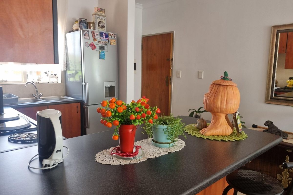 Neat, Comfortable Living in a Convenient Location - Photo 5