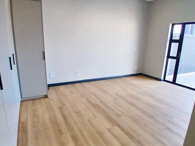 Contemporary 4 Bedroom Family Home | Double Garage | No Transfer Duty | Move-In Ready - Photo 9