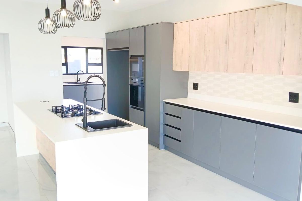 Contemporary 4 Bedroom Family Home | Double Garage | No Transfer Duty | Move-In Ready - Photo 2