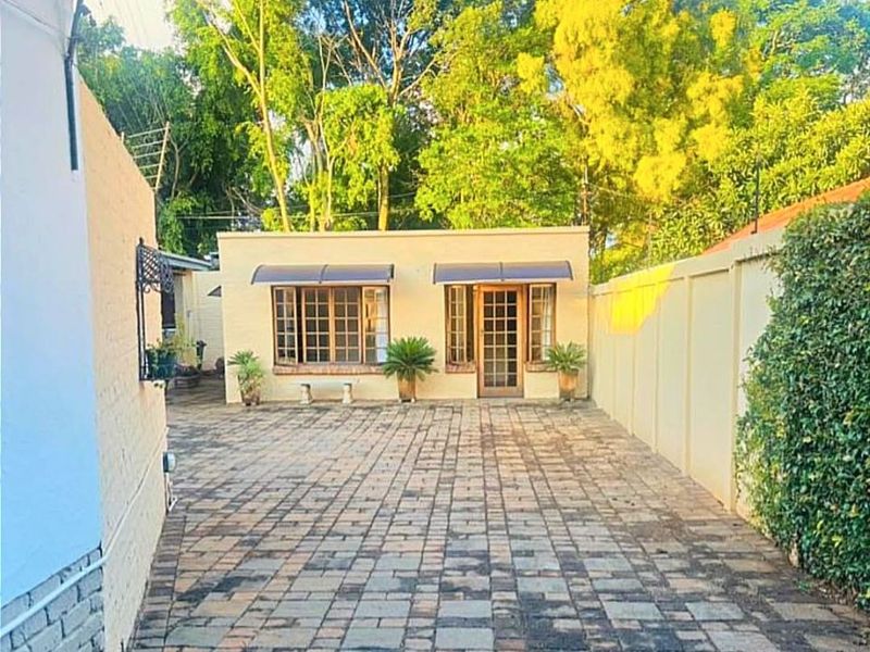 Neat En-Suite Bachelor room to Let in the heart of Brooklyn, Pretoria - Photo 2