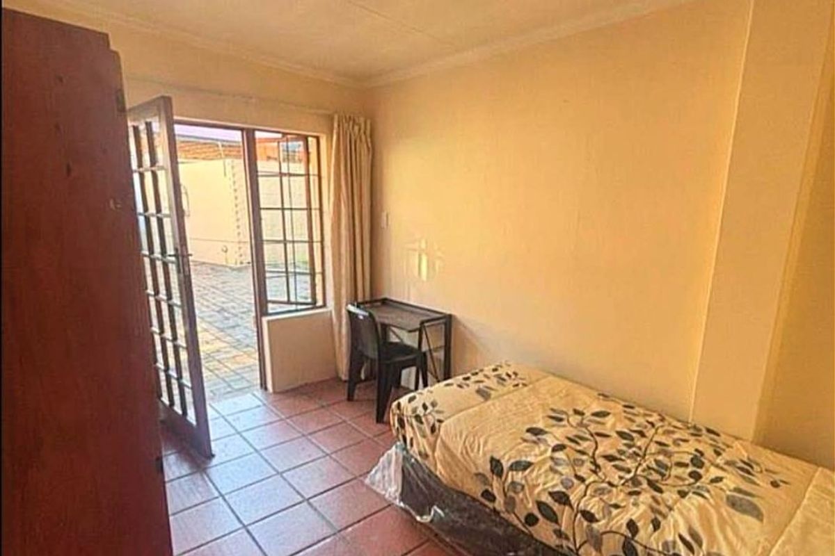 Neat En-Suite Bachelor room to Let in the heart of Brooklyn, Pretoria - Photo 3