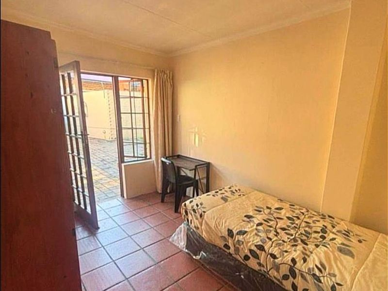Neat En-Suite Bachelor room to Let in the heart of Brooklyn, Pretoria - Photo 3
