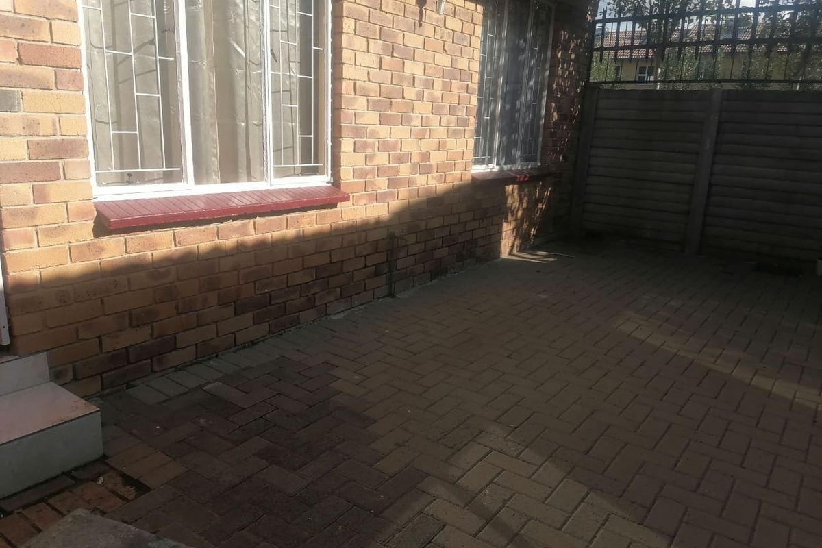 Lock up and go Unit for Sale in Navalsig, Bloemfontein - Photo 2