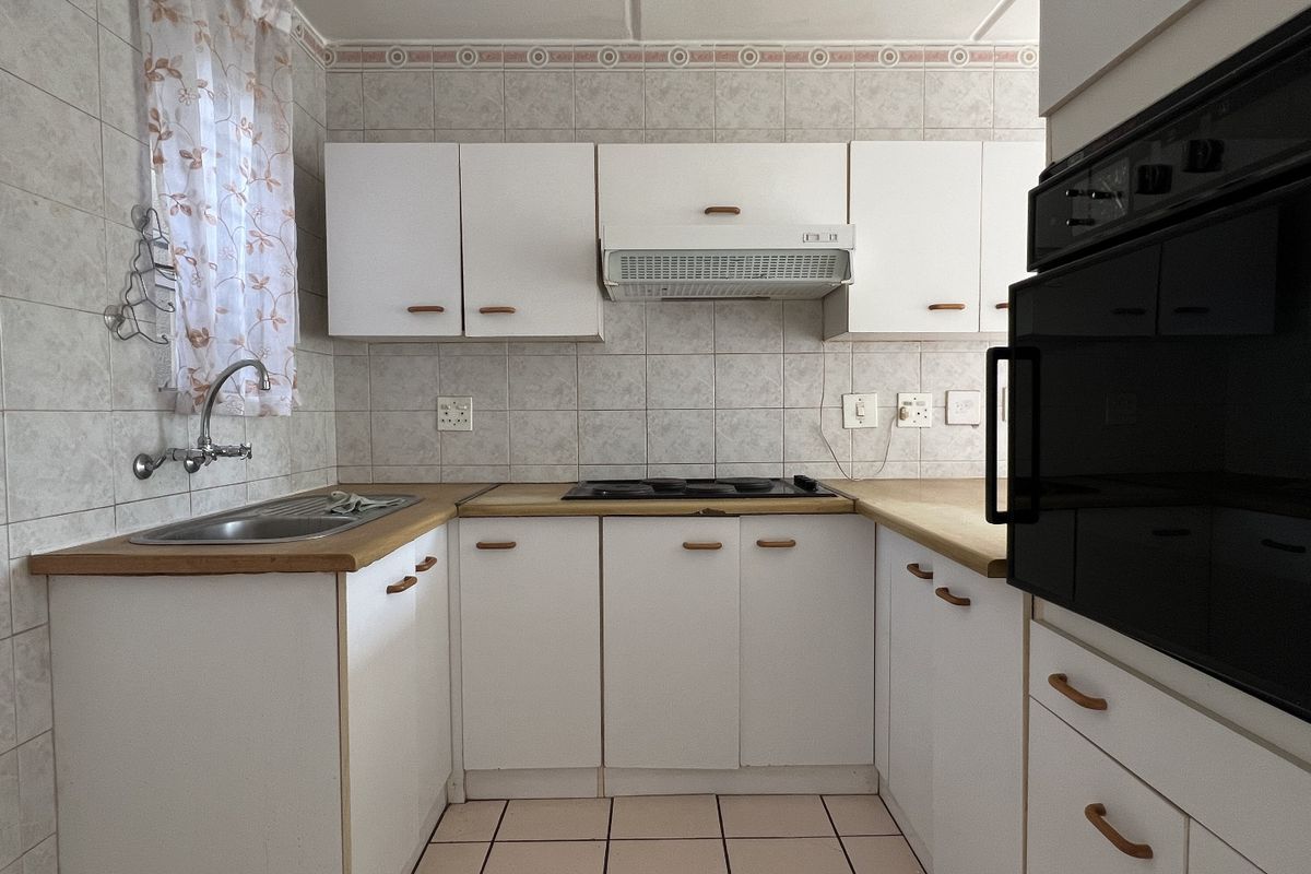 2 Bedroom Garden Unit For Sale in Bedford Gardens - Photo 2