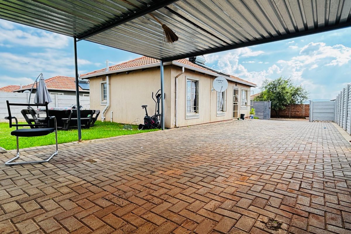 Sunny Sky City  Home with Secure Parking and a big yard.  - Photo 2