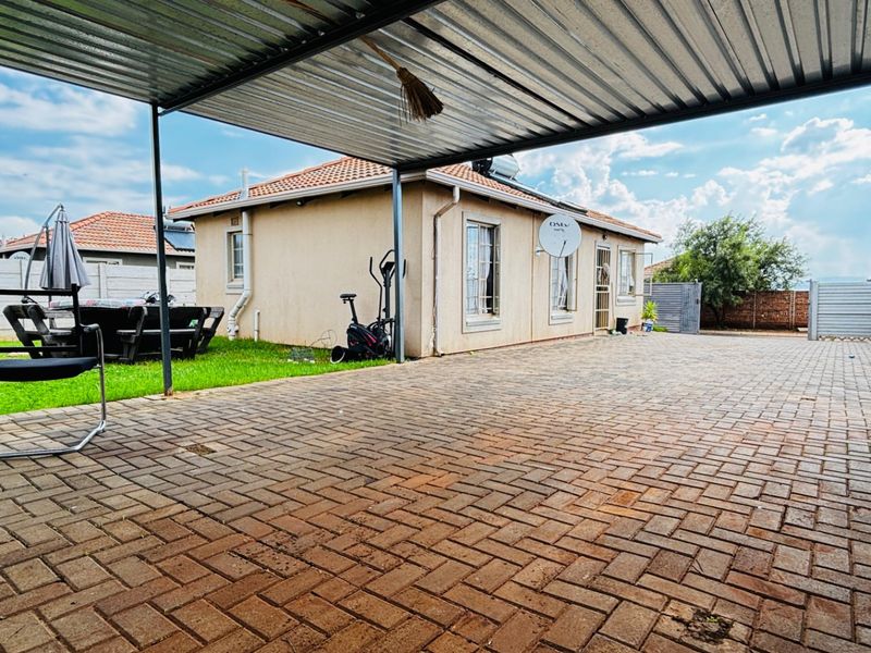 Sunny Sky City  Home with Secure Parking and a big yard.  - Photo 2