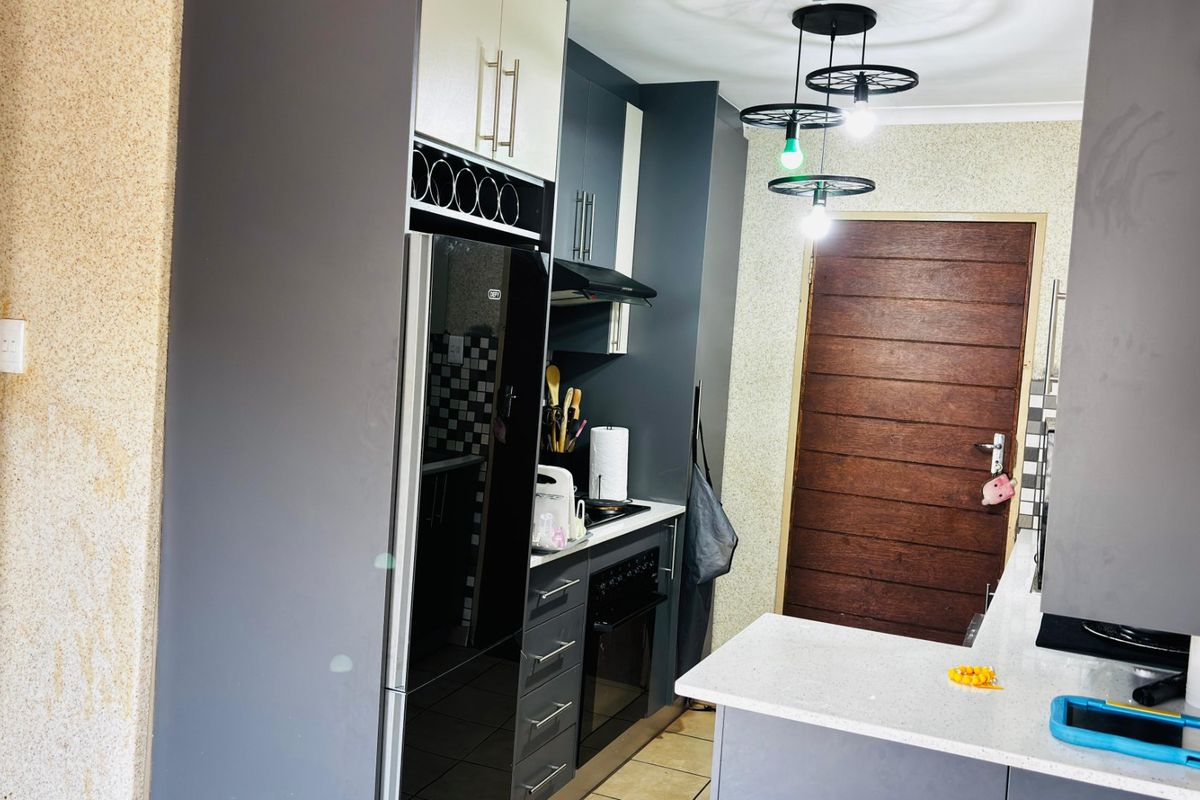 Sunny Sky City  Home with Secure Parking and a big yard.  - Photo 4