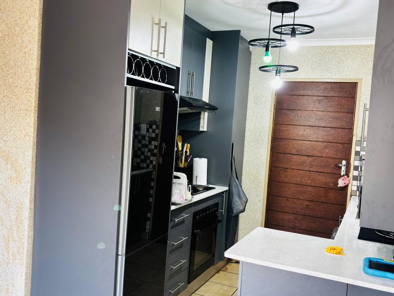 Sunny Sky City  Home with Secure Parking and a big yard.  - Photo 4