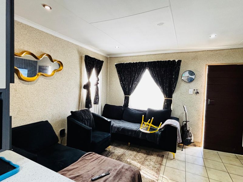 Sunny Sky City  Home with Secure Parking and a big yard.  - Photo 9