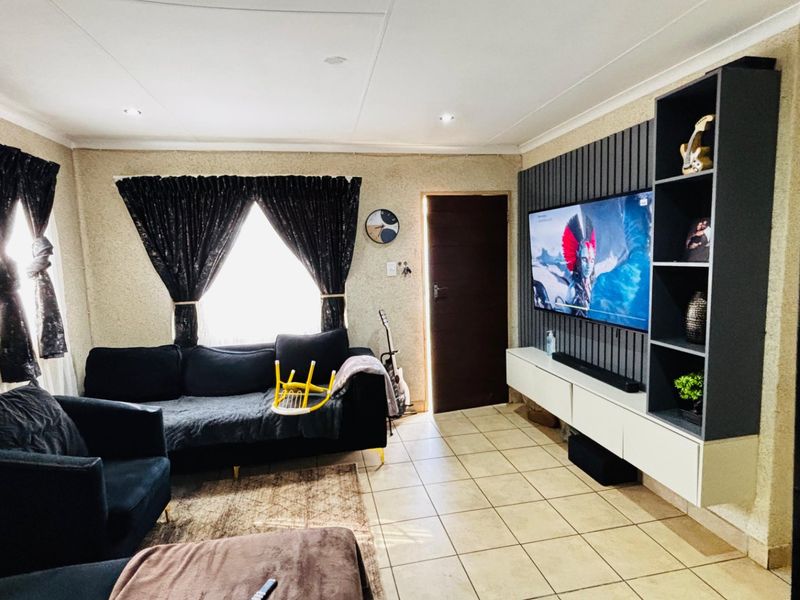 Sunny Sky City  Home with Secure Parking and a big yard.  - Photo 7