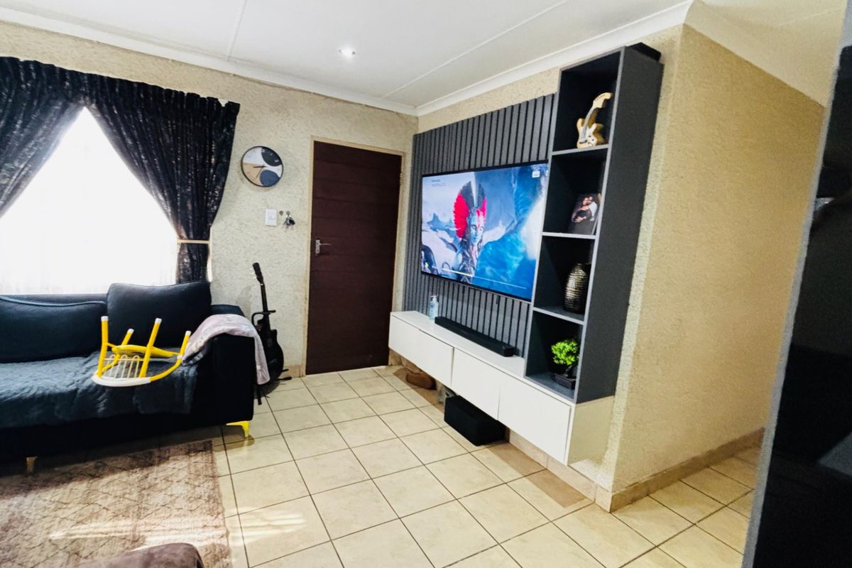 Sunny Sky City  Home with Secure Parking and a big yard.  - Photo 5