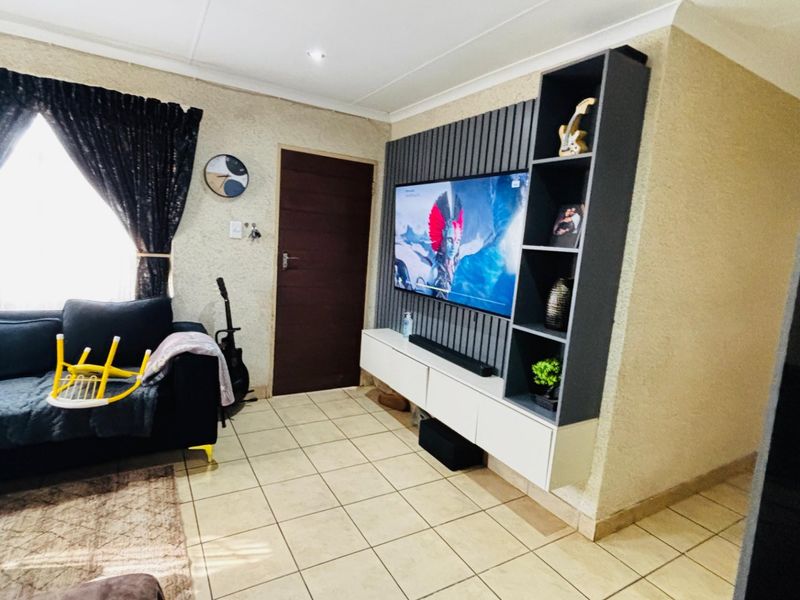 Sunny Sky City  Home with Secure Parking and a big yard.  - Photo 5