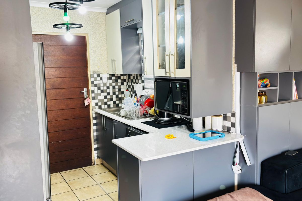 Sunny Sky City  Home with Secure Parking and a big yard.  - Photo 3