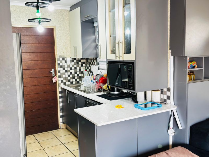 Sunny Sky City  Home with Secure Parking and a big yard.  - Photo 3