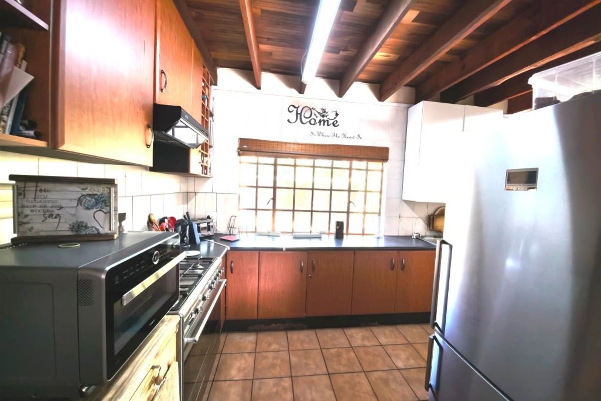 Spacious Family or Holiday Home with Endless Potential in Vaal Marina - Photo 5