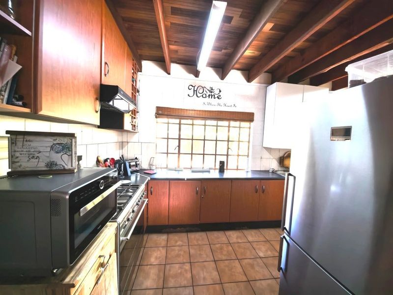 Spacious Family or Holiday Home with Endless Potential in Vaal Marina - Photo 5