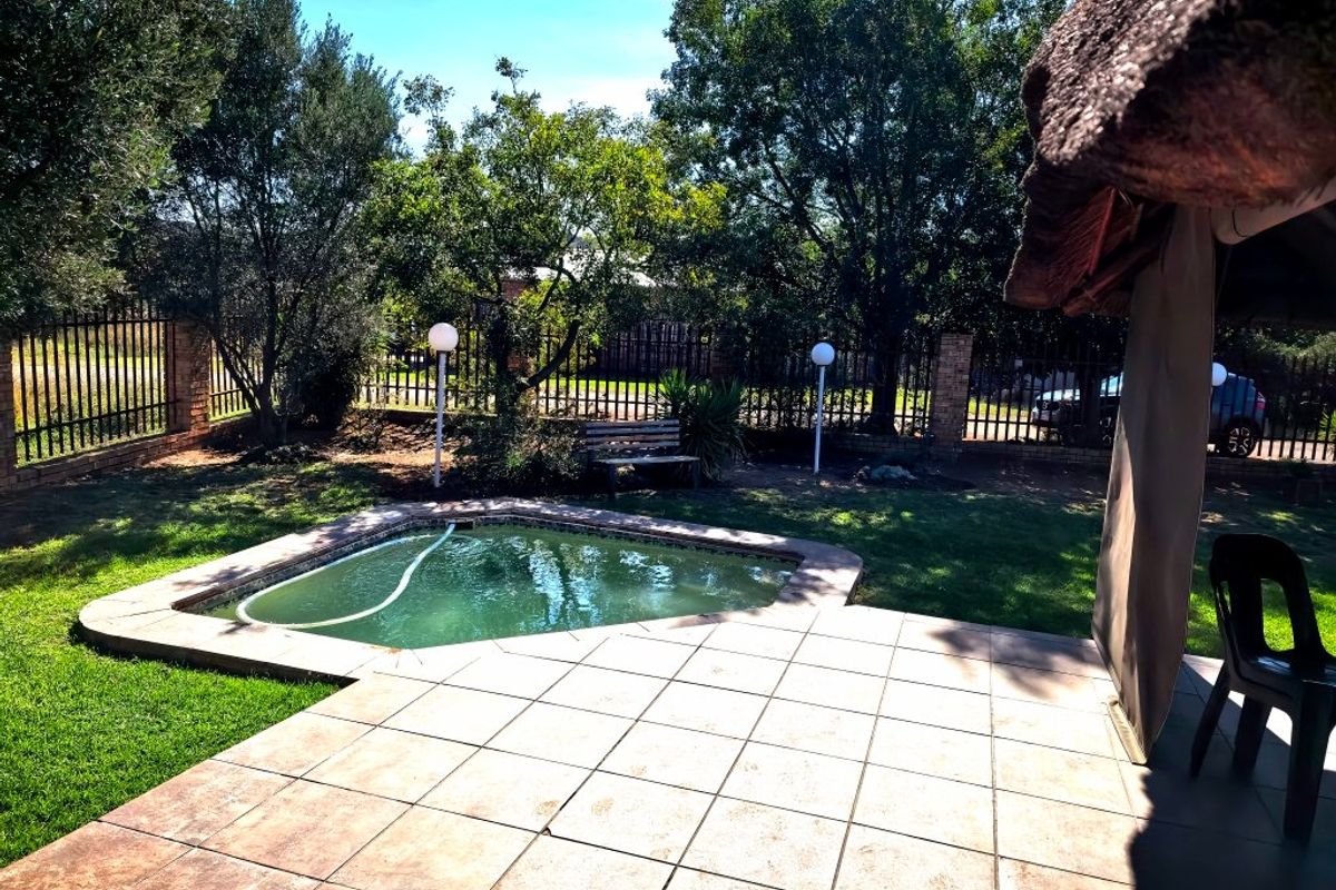 Spacious Family or Holiday Home with Endless Potential in Vaal Marina - Photo 2