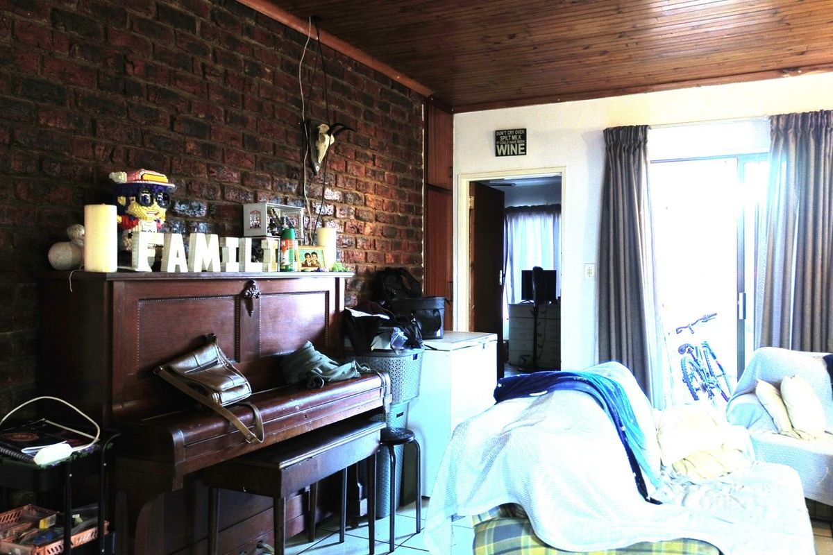 CHARMING 3-BEDROOM TOWNHOUSE | SINGLE GARAGE + CARPORT | OUTDOOR LIVING - Photo 4