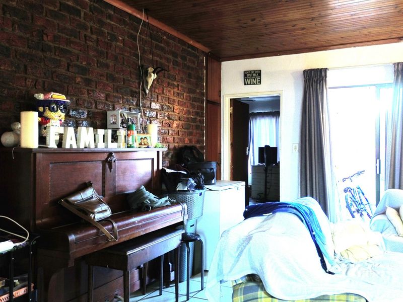 CHARMING 3-BEDROOM TOWNHOUSE | SINGLE GARAGE + CARPORT | OUTDOOR LIVING - Photo 4