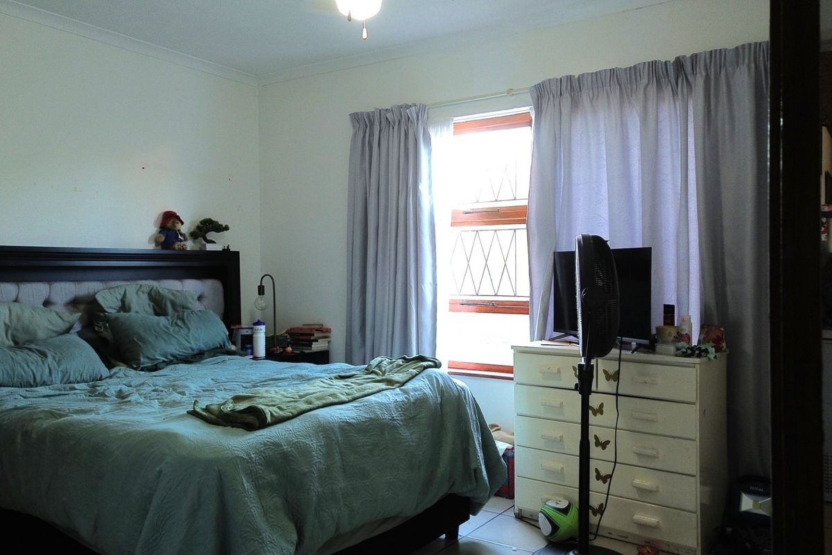 CHARMING 3-BEDROOM TOWNHOUSE | SINGLE GARAGE + CARPORT | OUTDOOR LIVING - Photo 5