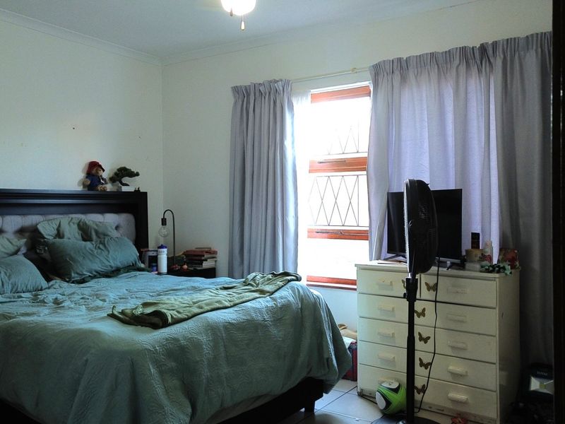 CHARMING 3-BEDROOM TOWNHOUSE | SINGLE GARAGE + CARPORT | OUTDOOR LIVING - Photo 5