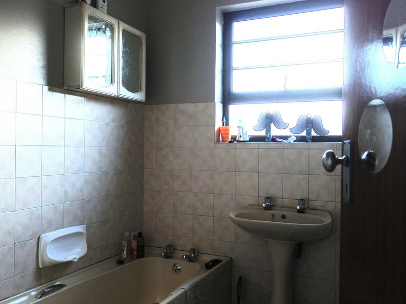 CHARMING 3-BEDROOM TOWNHOUSE | SINGLE GARAGE + CARPORT | OUTDOOR LIVING - Photo 10