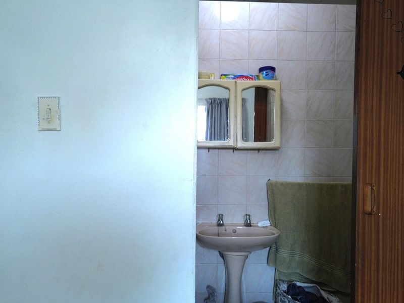 CHARMING 3-BEDROOM TOWNHOUSE | SINGLE GARAGE + CARPORT | OUTDOOR LIVING - Photo 9