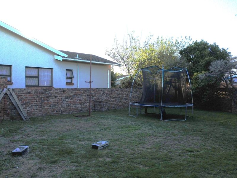 CHARMING 3-BEDROOM TOWNHOUSE | SINGLE GARAGE + CARPORT | OUTDOOR LIVING - Photo 6