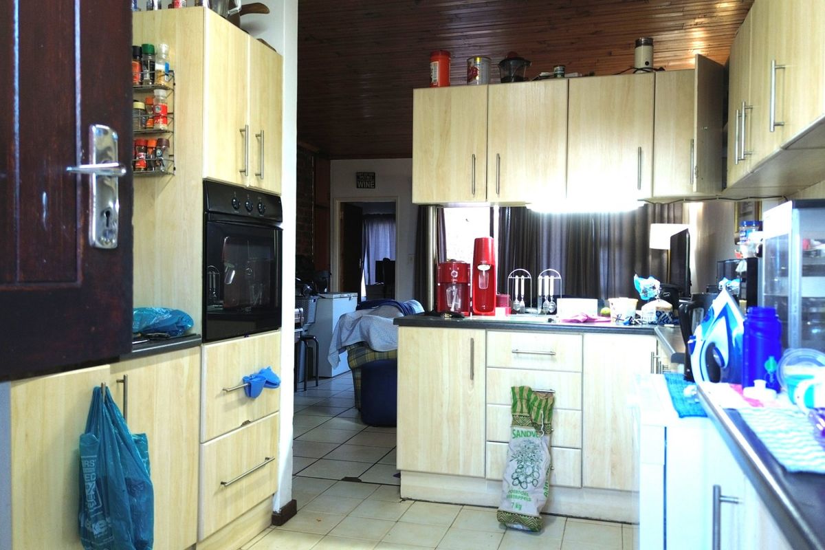 CHARMING 3-BEDROOM TOWNHOUSE | SINGLE GARAGE + CARPORT | OUTDOOR LIVING - Photo 3