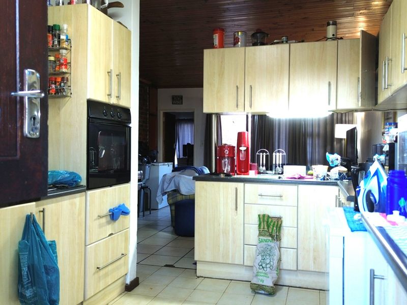 CHARMING 3-BEDROOM TOWNHOUSE | SINGLE GARAGE + CARPORT | OUTDOOR LIVING - Photo 3