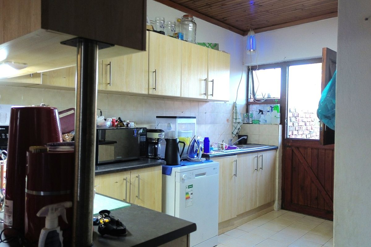 CHARMING 3-BEDROOM TOWNHOUSE | SINGLE GARAGE + CARPORT | OUTDOOR LIVING - Photo 2