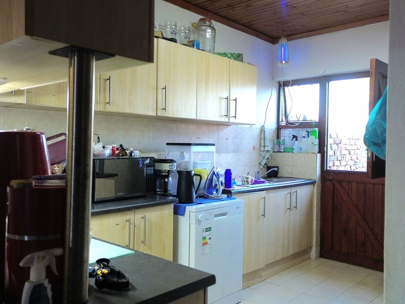 CHARMING 3-BEDROOM TOWNHOUSE | SINGLE GARAGE + CARPORT | OUTDOOR LIVING - Photo 2