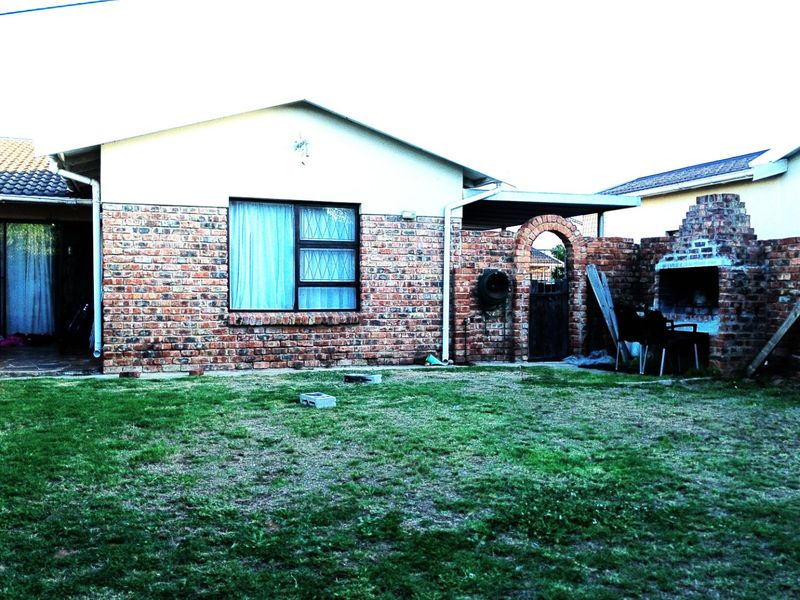 CHARMING 3-BEDROOM TOWNHOUSE | SINGLE GARAGE + CARPORT | OUTDOOR LIVING - Photo 1