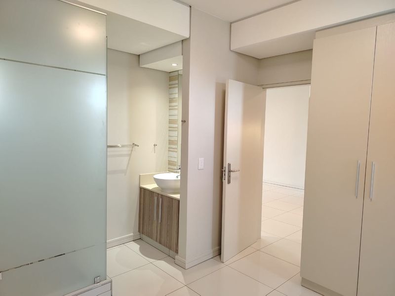 Stunning 2 Bedroom to rent in Rosebank, Sandton  - Photo 9