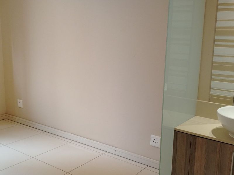 Sleek 2 Bedroom Apartment to rent in Rosebank, Sandton  - Photo 10